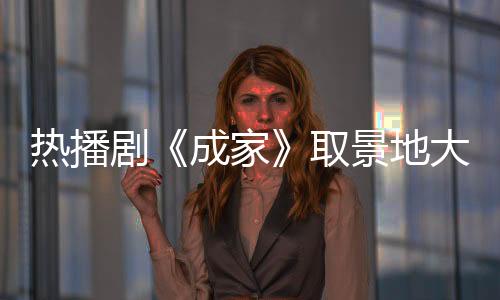 金色余晖在灯塔与涛声间流转