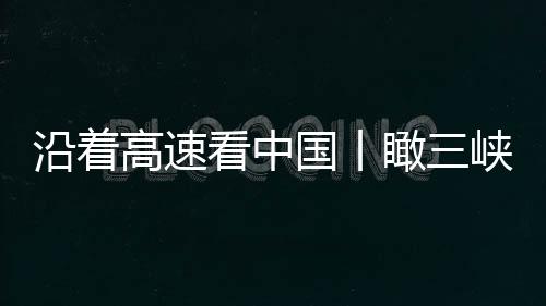 绿水货轮行驶在江面上